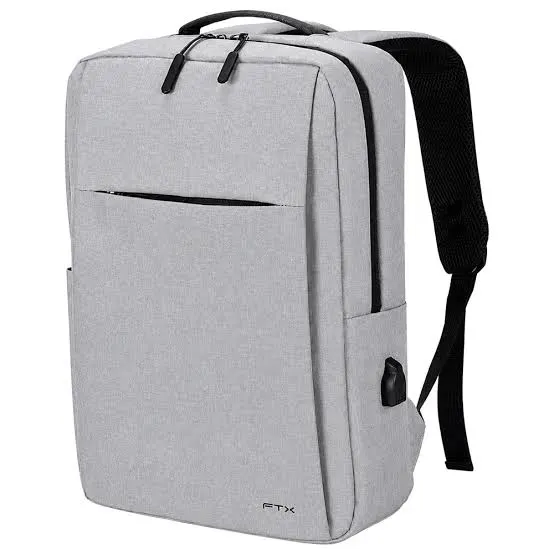 Mochila FTX gris con tirantes negros acolchados, bolsillo frontal horizontal y bolsillo lateral.