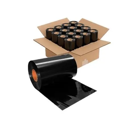 Rollos negros de ribbon en una caja abierta y un rollo parcialmente desenrollado con núcleo anaranjado.