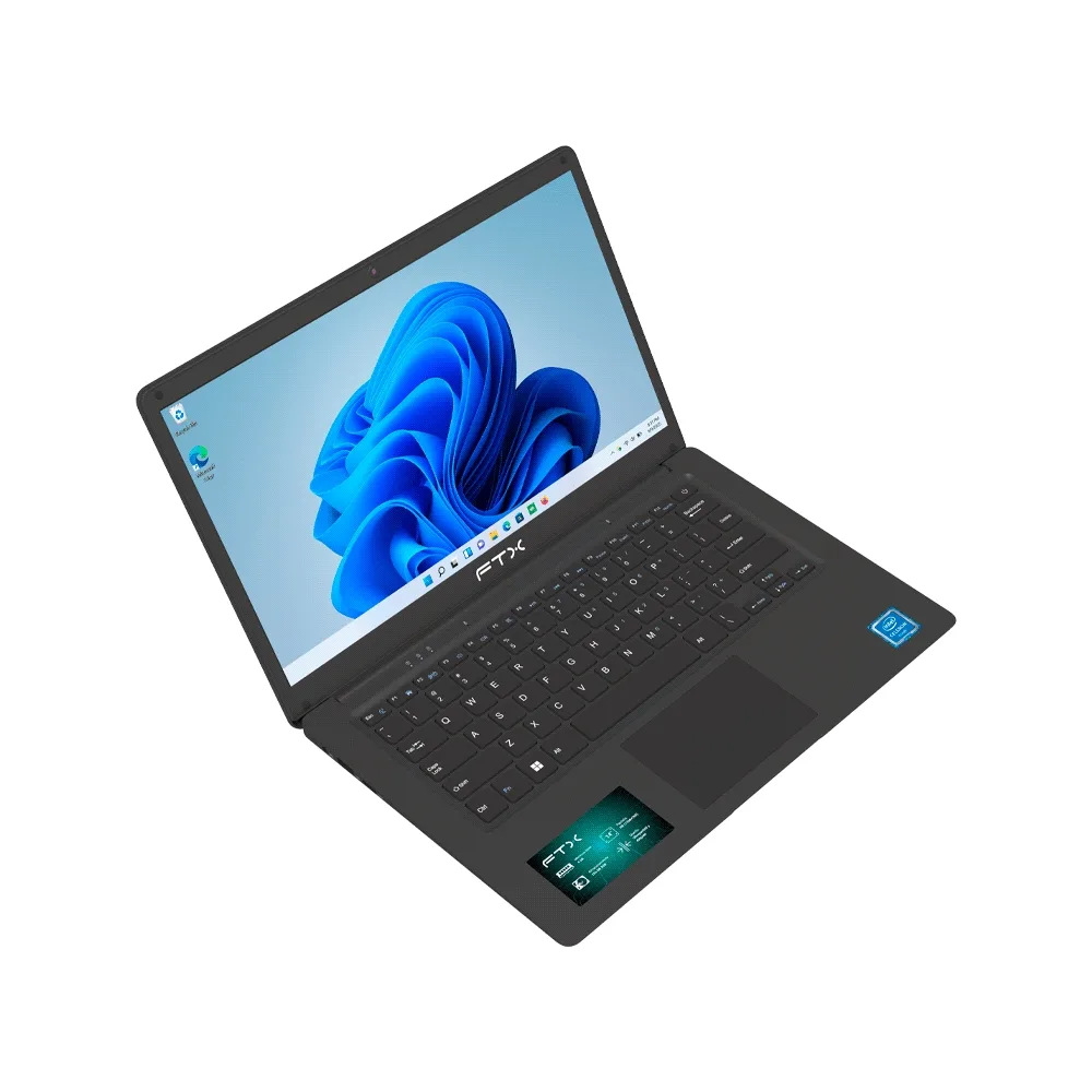 Notebook FTX negra abierta con pantalla de 14 pulgadas, teclado en español y touchpad, junto a una funda negra. - Vista 3