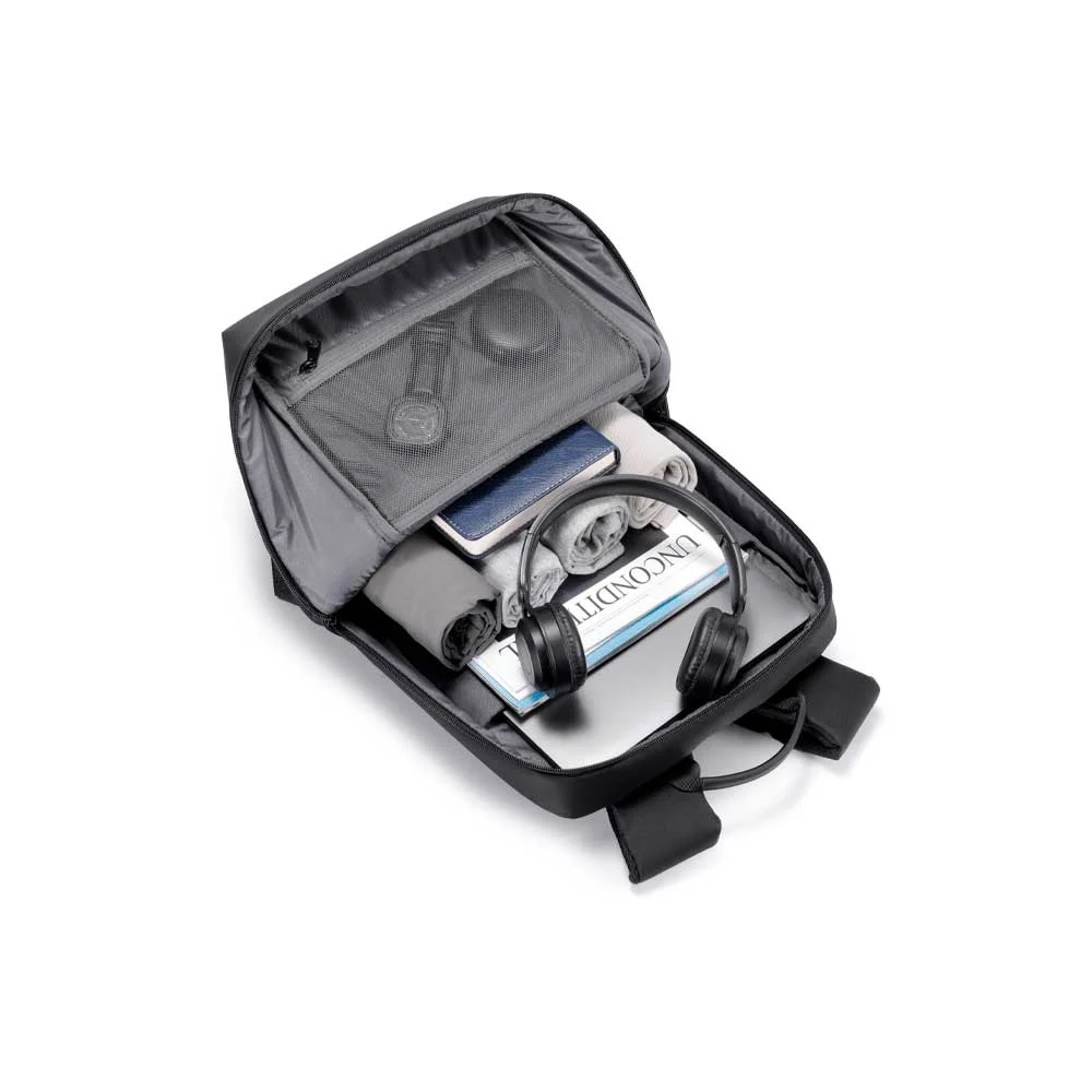 Mochila FTX ONE-BK negra de frente, con asa superior, cierre principal de dos tiradores y bolsillo frontal vertical con cierre. - Vista 3