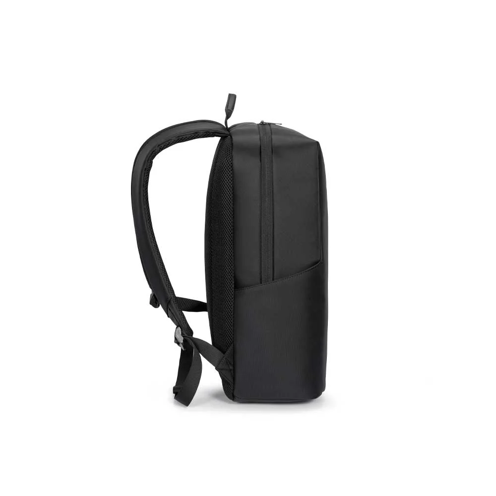Mochila FTX ONE-BK negra de frente, con asa superior, cierre principal de dos tiradores y bolsillo frontal vertical con cierre. - Vista 4