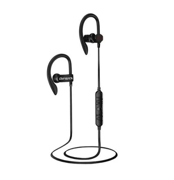 Auriculares deportivos AIWA negros con almohadillas intrauditivas, ganchos alrededor de las orejas y controles en línea.