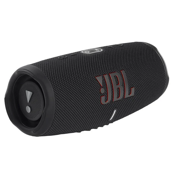 Parlante JBL Charge 5 negro cilíndrico con revestimiento de tela, radiadores circulares, controles superiores y logotipo JBL lateral.