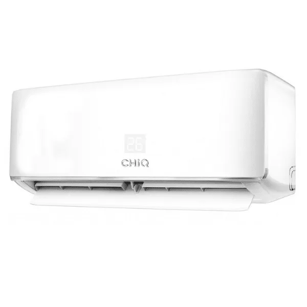 Unidad interior blanca de aire acondicionado split CHiQ, con pantalla digital tenue y salida de aire inferior con aleta orientable.