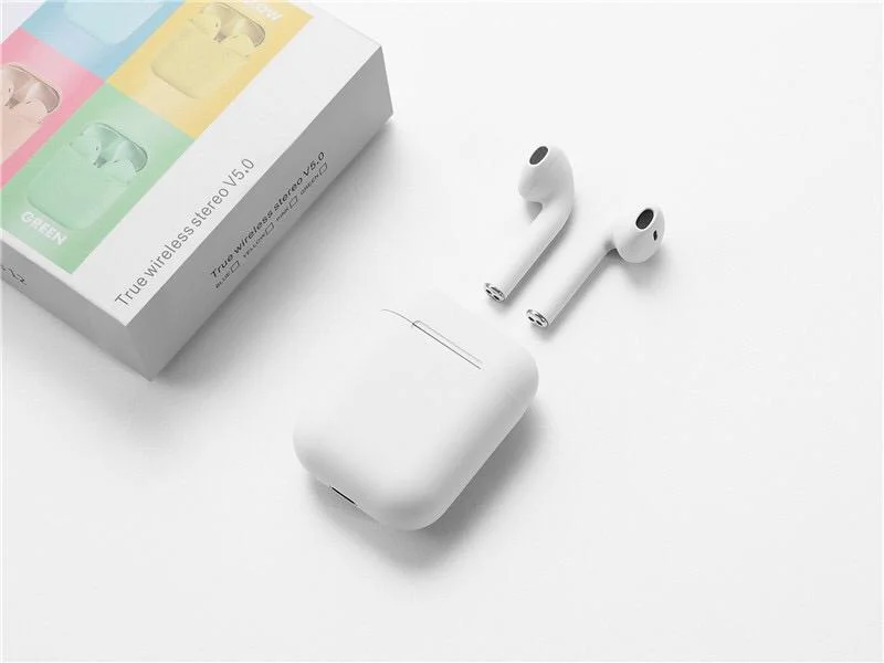 Auriculares inalámbricos blancos con tallo y estuche de carga blanco, junto a su caja inPods 12.