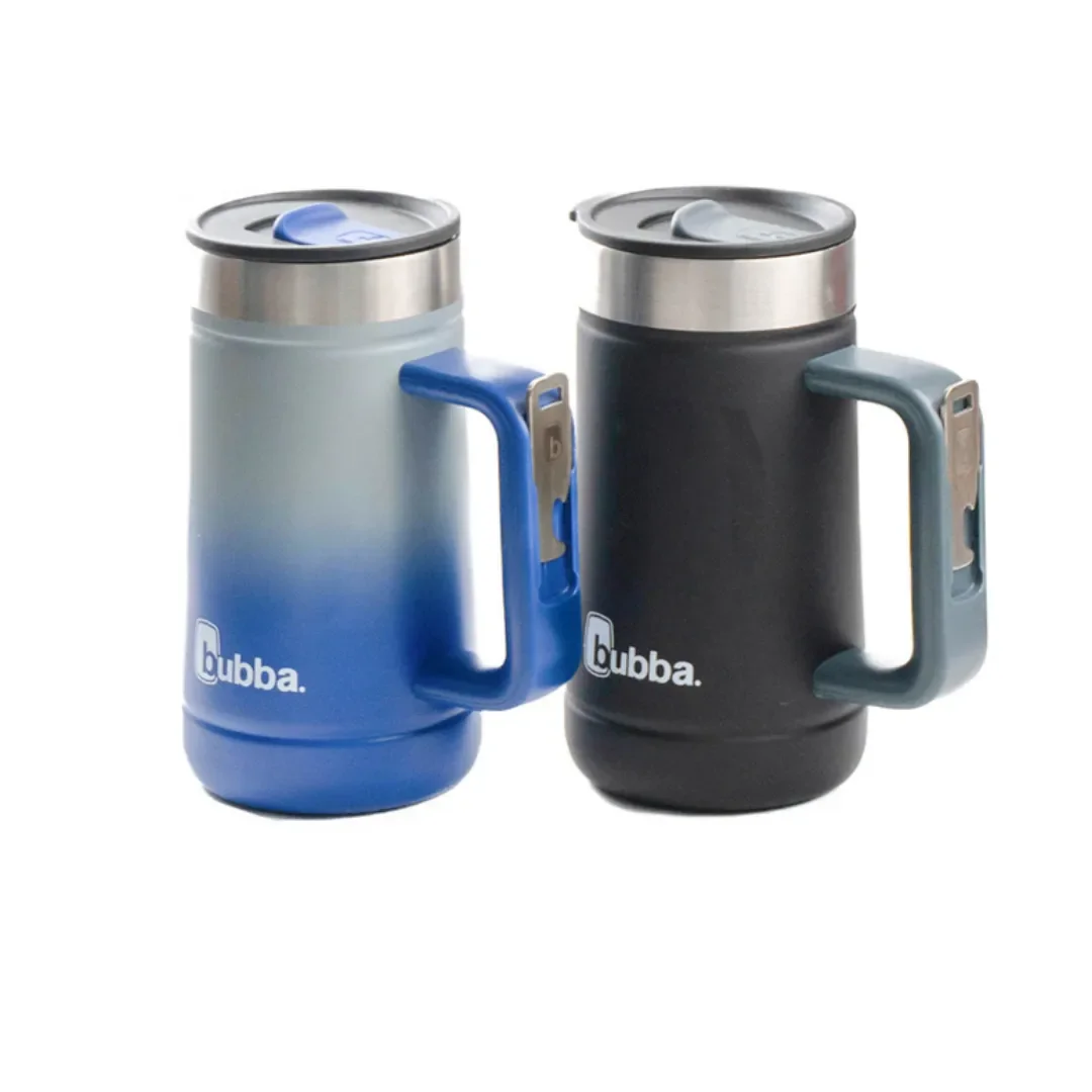 Dos jarras Bubba tipo mug con tapa y asa, una negra y otra azul, con banda plateada cerca del borde.