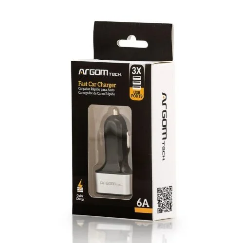 Cargador vehicular ARGOM Tech negro con base plateada y tres puertos USB, junto a su empaque.