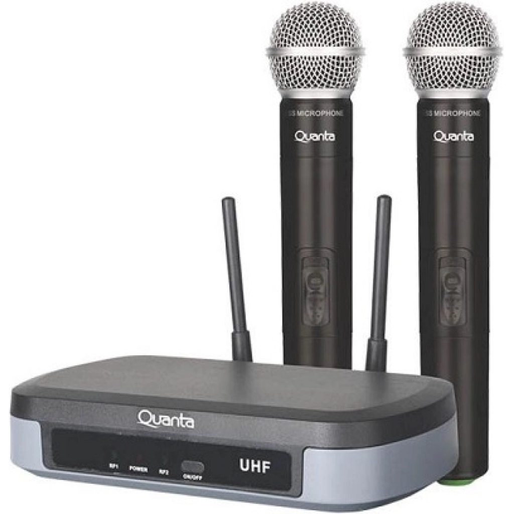 Sistema Quanta QTMWU104 con dos micrófonos de mano y receptor negro con dos antenas.