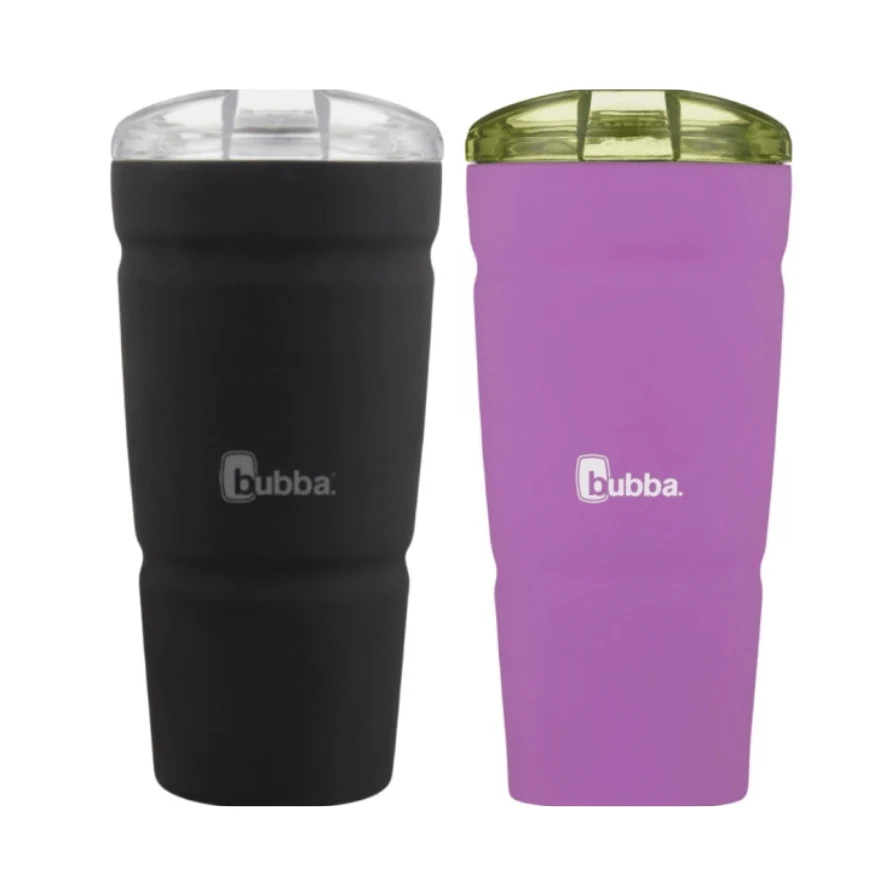 Dos vasos cerveceros Bubba, uno negro con tapa transparente y otro lila con tapa verde translúcida.