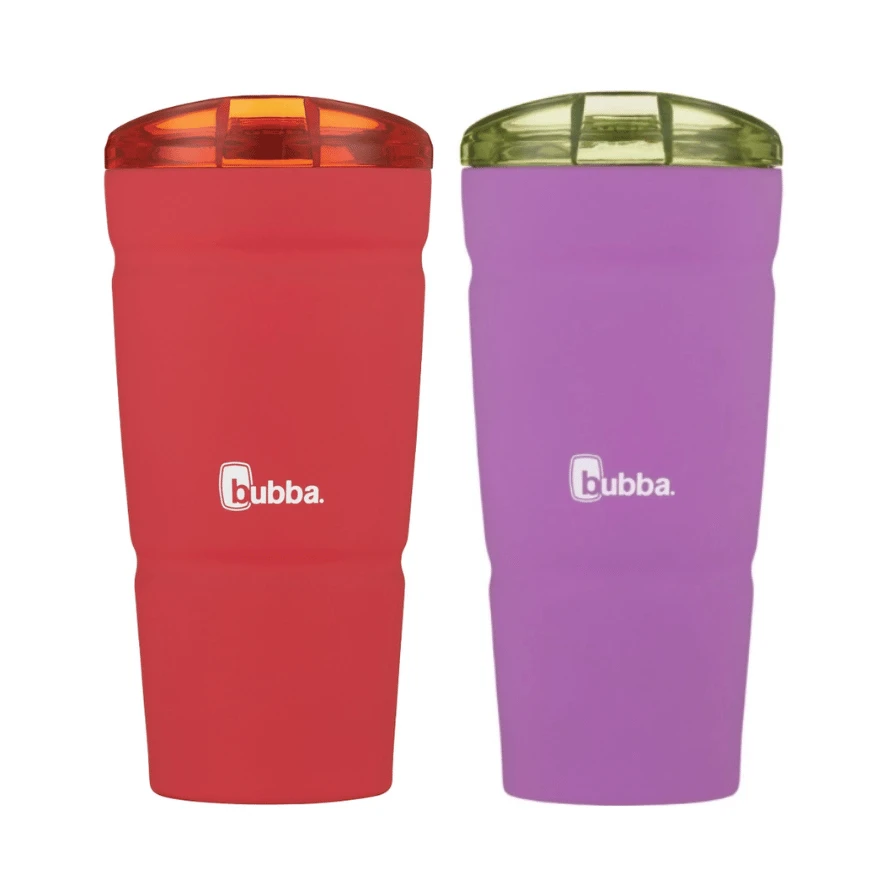 Dos vasos cerveceros Bubba altos, uno rojo con tapa translúcida rojiza y otro lila con tapa verde oliva translúcida.
