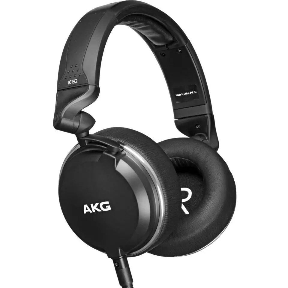 Auriculares negros AKG K182 de diadema, con copas circumaurales acolchadas y cable conectado.