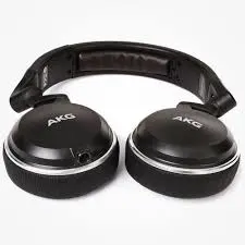 Auriculares negros AKG K182 de diadema, con copas circumaurales acolchadas y cable conectado. - Vista 2