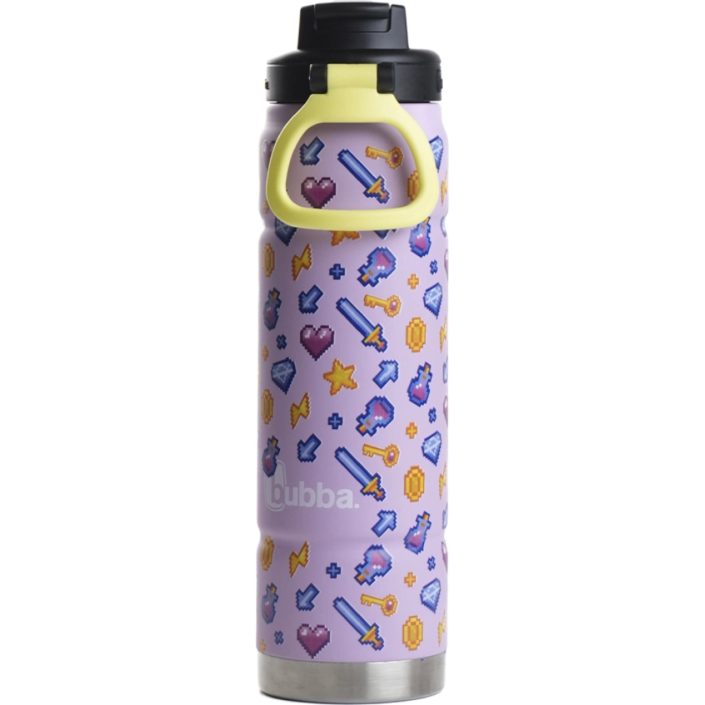 Botella bubba lavanda con estampado pixelado multicolor, tapa negra abatible, asa amarilla integrada y banda plateada en la base.