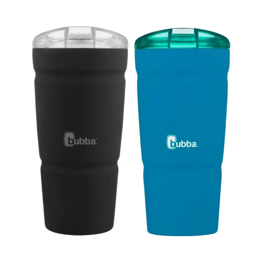 Dos vasos cerveceros Bubba Envy, uno negro con tapa transparente y otro azul con tapa verde translúcida.