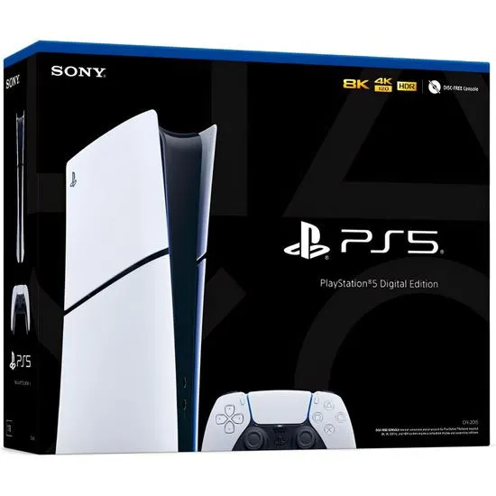 Caja negra de Sony con consola PlayStation 5 Slim Digital blanca y negra y un control inalámbrico blanco parcialmente visible.