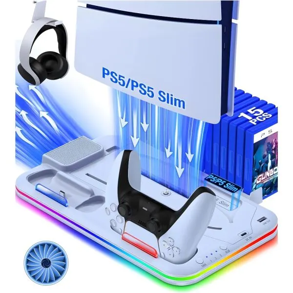 Base multifuncional blanca KRAB para PlayStation 5, mostrada con consola, mandos y auriculares; tiene iluminación de colores y ventilador.
