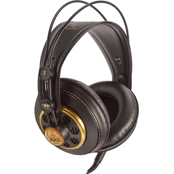 Auriculares AKG K240 Studio negros y dorados, con doble arco metálico, almohadillas circumaurales y cable conectado.