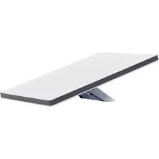 Terminal Starlink Mini blanca y rectangular, con borde oscuro, sobre un soporte; se ven la caja, un cable enrollado, piezas de montaje y un adaptador de corriente. - Vista 2