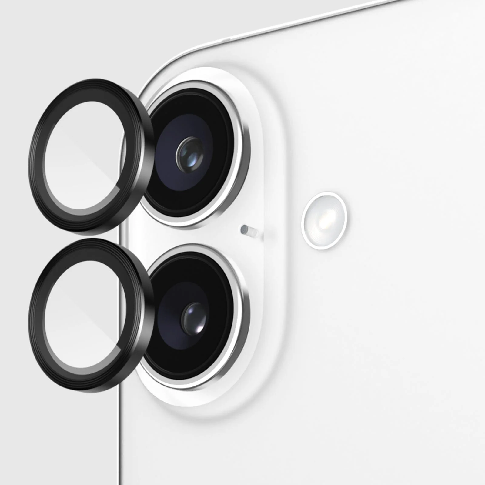 Dos aros protectores negros con centros transparentes frente a las cámaras traseras de un teléfono blanco