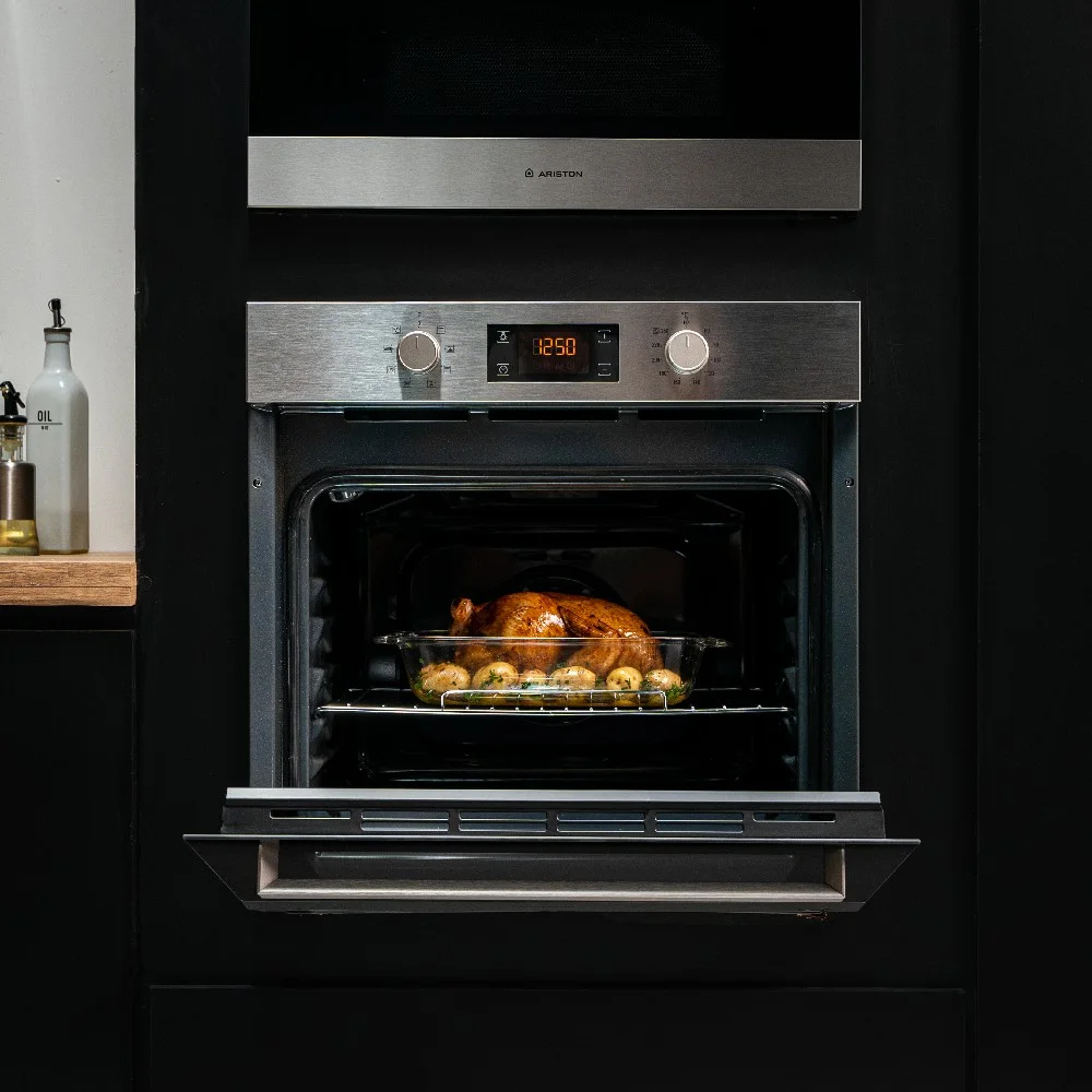 Horno empotrable Ariston con acabado plateado, puerta negra con visor y panel digital con dos perillas. - Vista 3