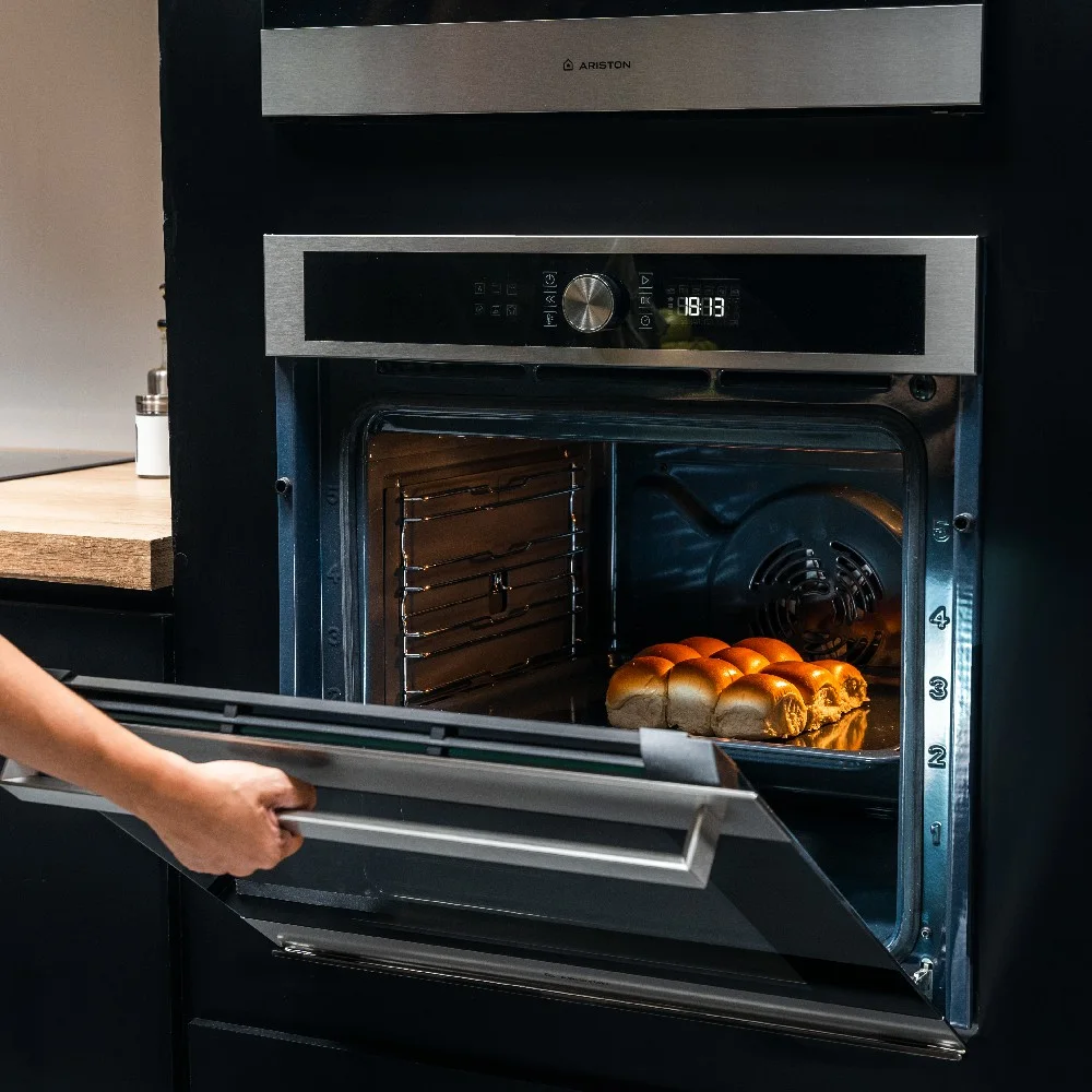 Horno empotrable Ariston plateado con panel digital negro, mando central y puerta de vidrio oscuro. - Vista 3