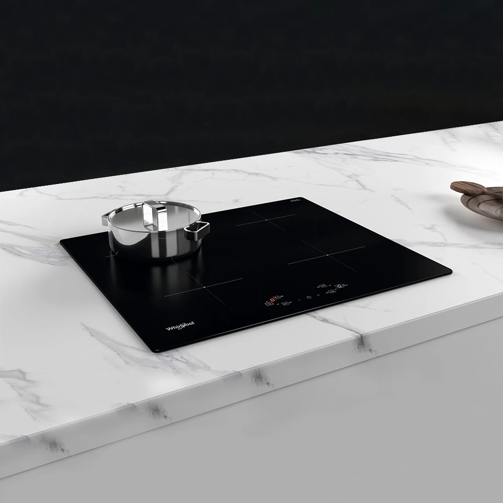 Anafe Whirlpool negro de vidrio con cuatro zonas de cocción, controles táctiles frontales y logotipo SCHOTT CERAN. - Vista 2