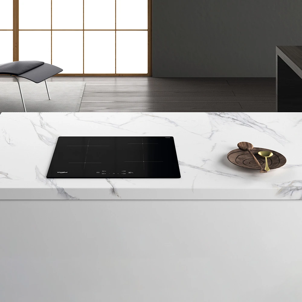 Anafe Whirlpool negro de vidrio con cuatro zonas de cocción, controles táctiles frontales y logotipo SCHOTT CERAN. - Vista 3