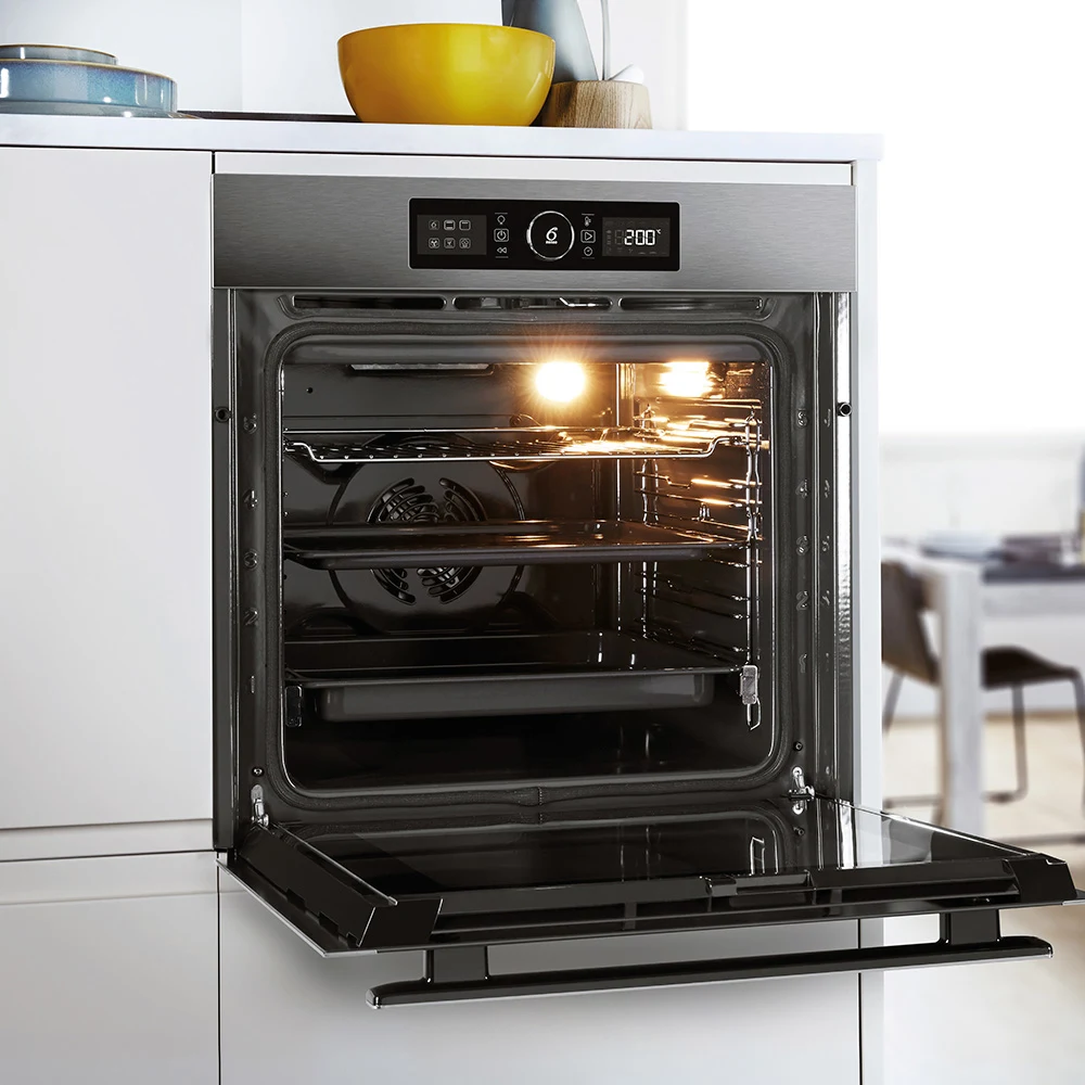 Horno empotrable Whirlpool acabado inox con panel negro, selector giratorio central, pantalla digital y puerta de vidrio. - Vista 3