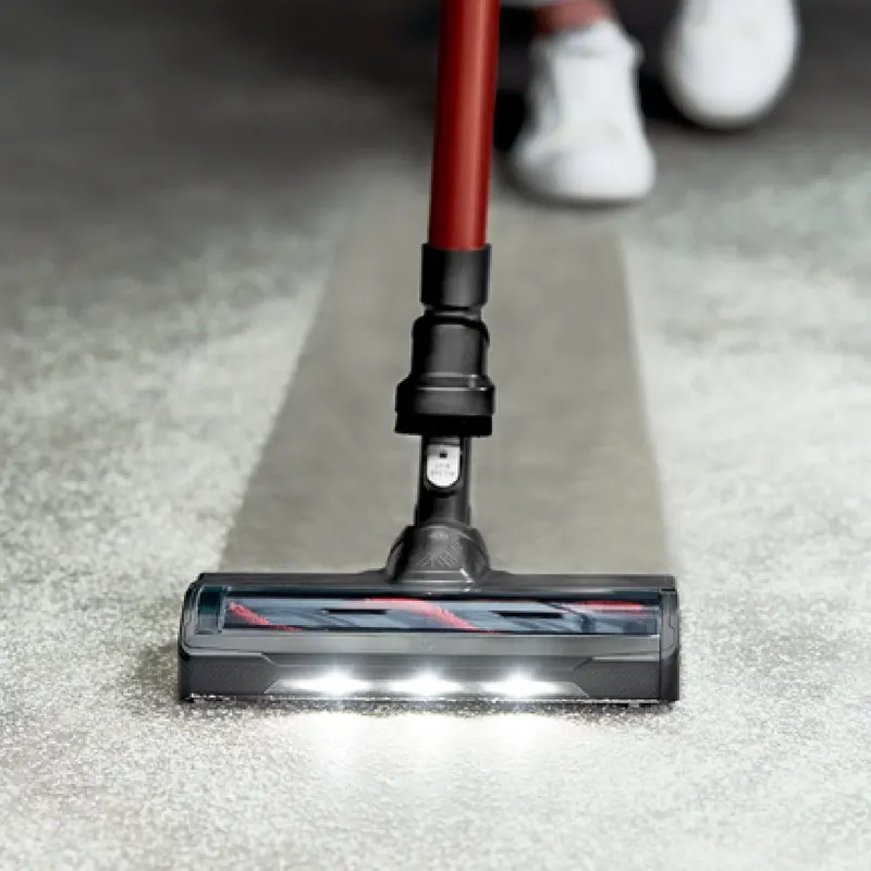 Aspiradora vertical Arno X-Pert negra y roja, con depósito transparente, tubo rojo y cabezal con luces frontales. - Vista 3