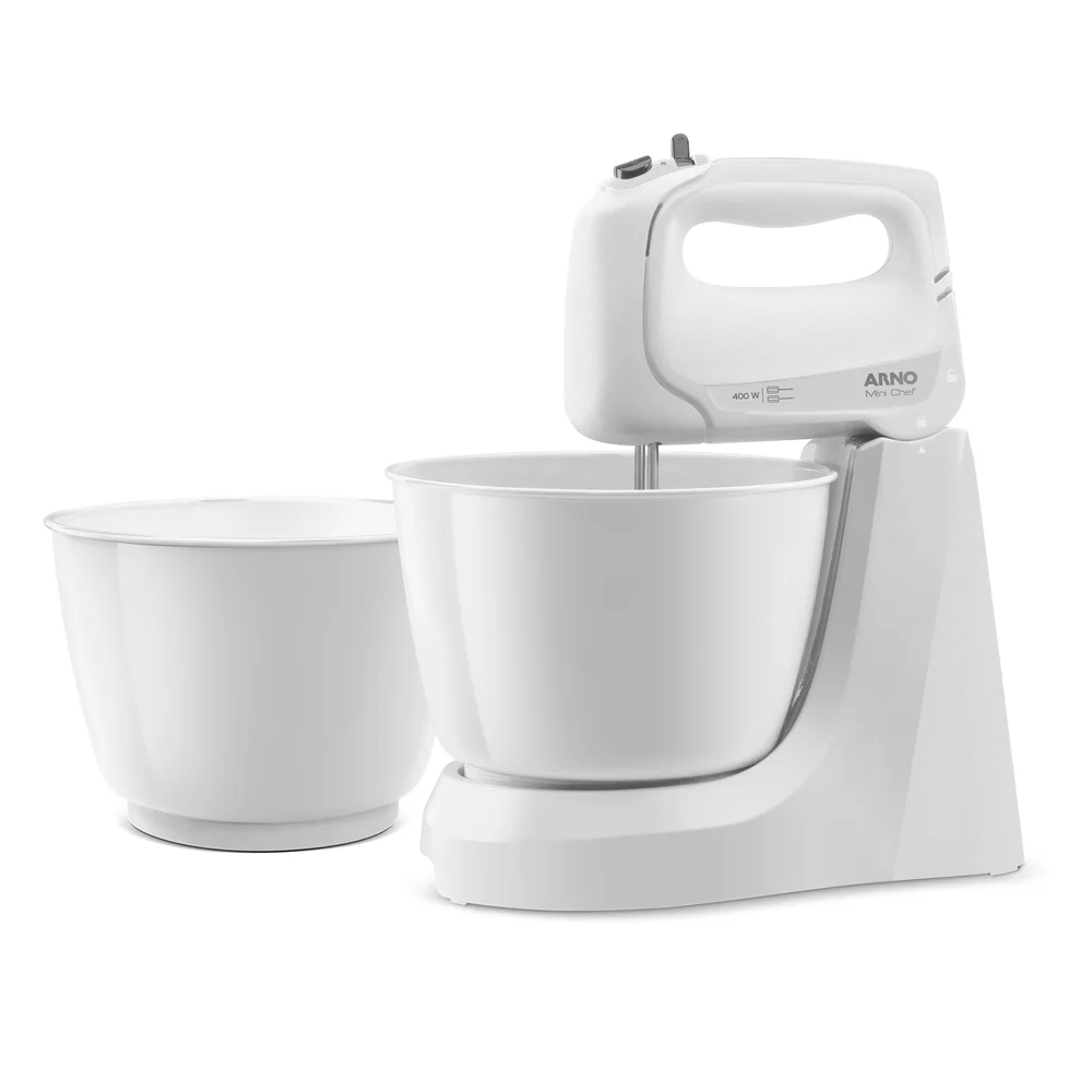 Batidora de mano blanca ARNO Mini Chef montada sobre su base, con un bowl debajo de los batidores y otro a un costado.
