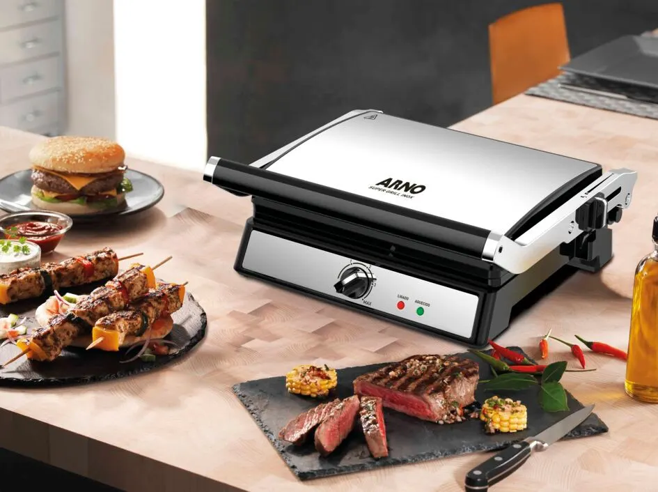 Grill eléctrico Arno de cuerpo negro y superficies plateadas, con tapa abatible, perilla frontal y luces indicadoras roja y verde. - Vista 3