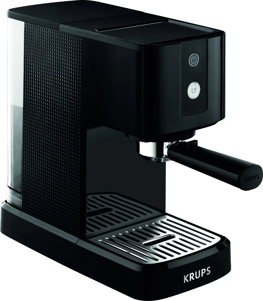 Cafetera espresso Krups Calvi negra con depósito translúcido lateral, portafiltro y bandeja metálica perforada.