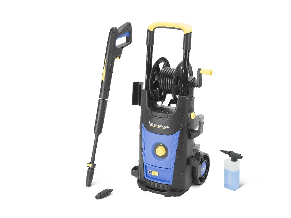 Hidrolavadora Michelin azul y negra con ruedas, asa extensible, carrete lateral, pistola y accesorios