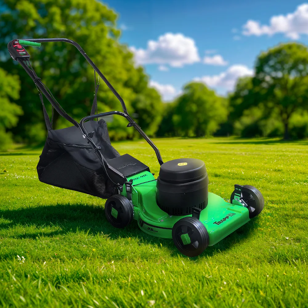 Cortacésped eléctrico Trapp verde y negro con cuatro ruedas, controles en el manillar y bolsa recolectora negra.