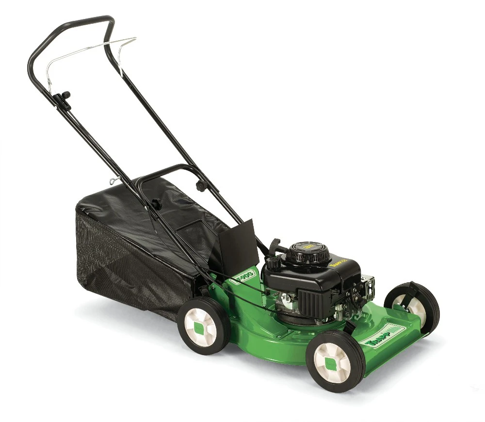 Cortacésped Trapp de empuje con carcasa verde, motor a gasolina y bolsa recolectora trasera negra.
