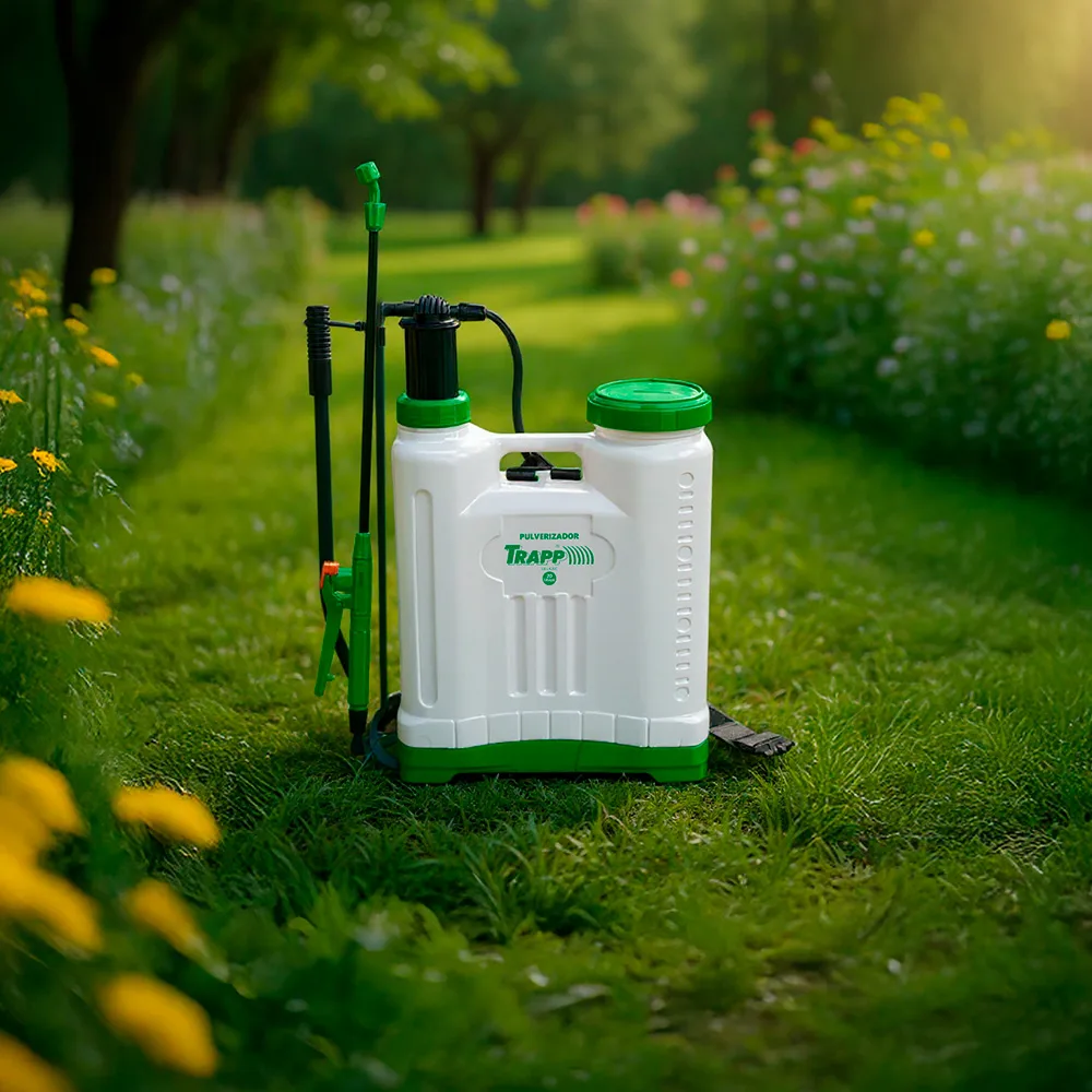 Pulverizador Trapp de mochila con depósito blanco, tapa y base verdes, palanca lateral, manguera y lanza. - Vista 2