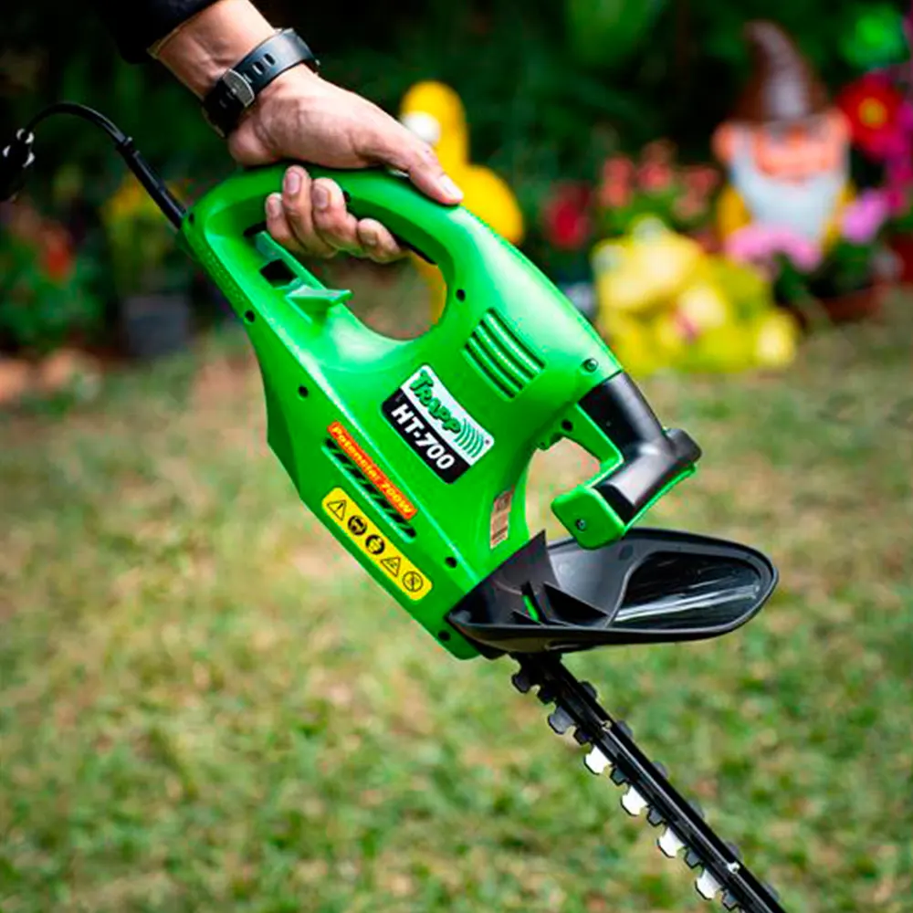Podadora eléctrica Trapp HT-700 verde con empuñaduras negras, protector frontal y barra de corte dentada. - Vista 3