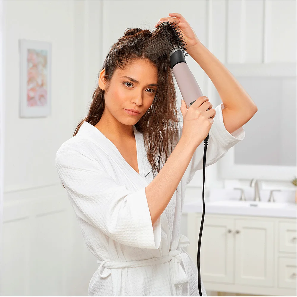 Cepillo secador Remington Wet2Style rosa pálido, con barril metálico perforado, púas negras y cable de alimentación. - Vista 3
