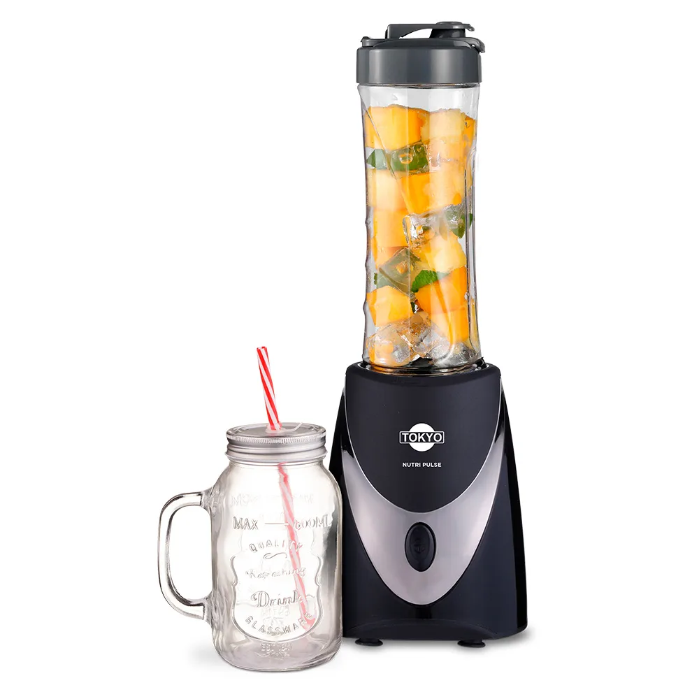 Licuadora personal Tokyo Nutri Pulse Pro Hoppie negra con frente plateado, vaso transparente y vaso de vidrio con asa.