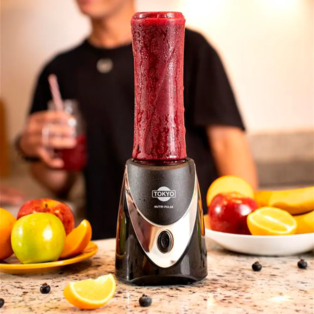 Licuadora personal Tokyo Nutri Pulse Pro Hoppie negra con frente plateado, vaso transparente y vaso de vidrio con asa. - Vista 2