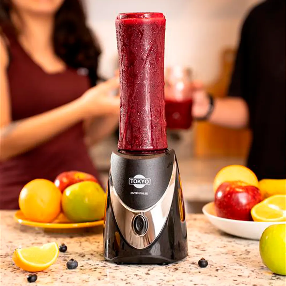 Licuadora personal Tokyo Nutri Pulse Pro Hoppie negra con frente plateado, vaso transparente y vaso de vidrio con asa. - Vista 3