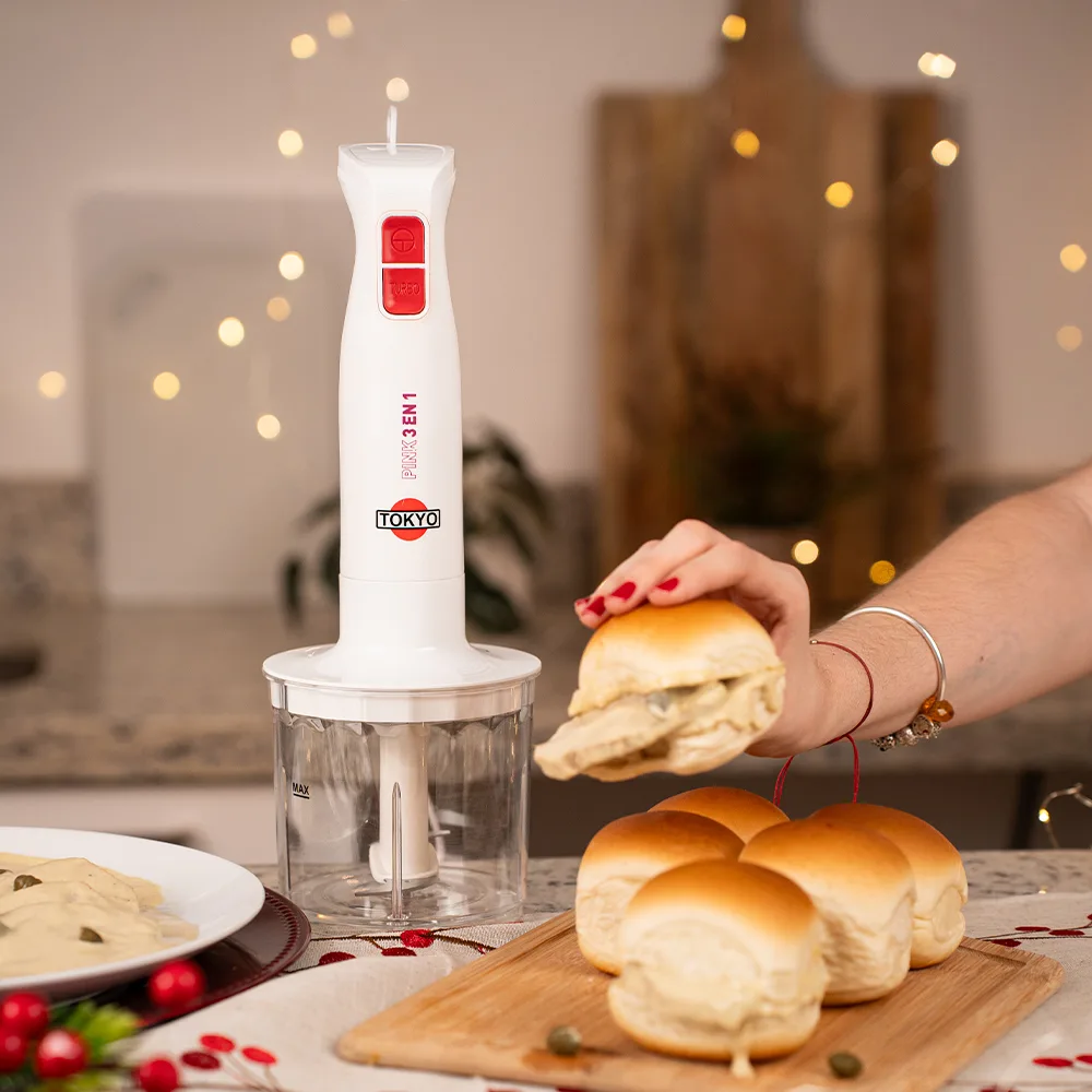 Set de mixer Tokyo blanco con detalles rojos, cuerpo motor de dos botones, pie de mezclado, batidor de varillas, picador con tapa y vaso alto. - Vista 3