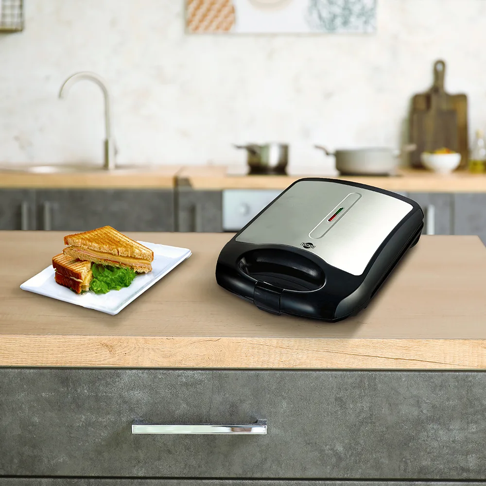 Sandwichera Tokyo T2903 con cuerpo negro, tapa plateada, indicador lineal y asa frontal con cierre. - Vista 2
