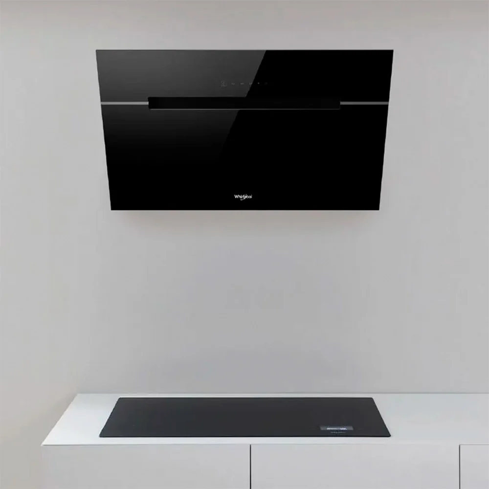 Campana extractora Whirlpool negra de pared, con frente inclinado de vidrio, chimenea vertical rectangular y franja de controles táctiles. - Vista 3