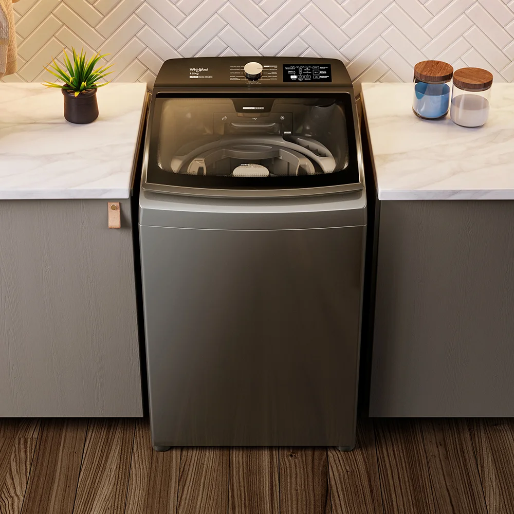 Lavarropas Whirlpool Titanium de carga superior, con tapa oscura transparente, tambor con agitador y panel posterior inclinado. - Vista 3