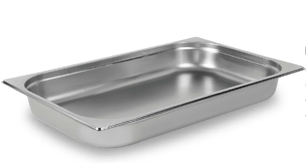 Bandeja gastronómica rectangular metálica plateada, con base plana, paredes bajas y borde perimetral sobresaliente.