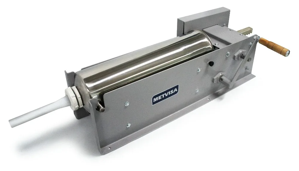 Embutidora manual horizontal METVISA con cilindro metálico, manivela lateral y boquilla tubular blanca. - Vista 3