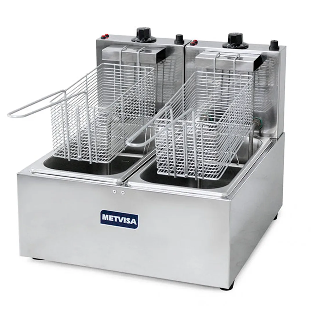 Freidora eléctrica doble Metvisa plateada con dos cubas, dos cestos de alambre y controles en la parte superior posterior.