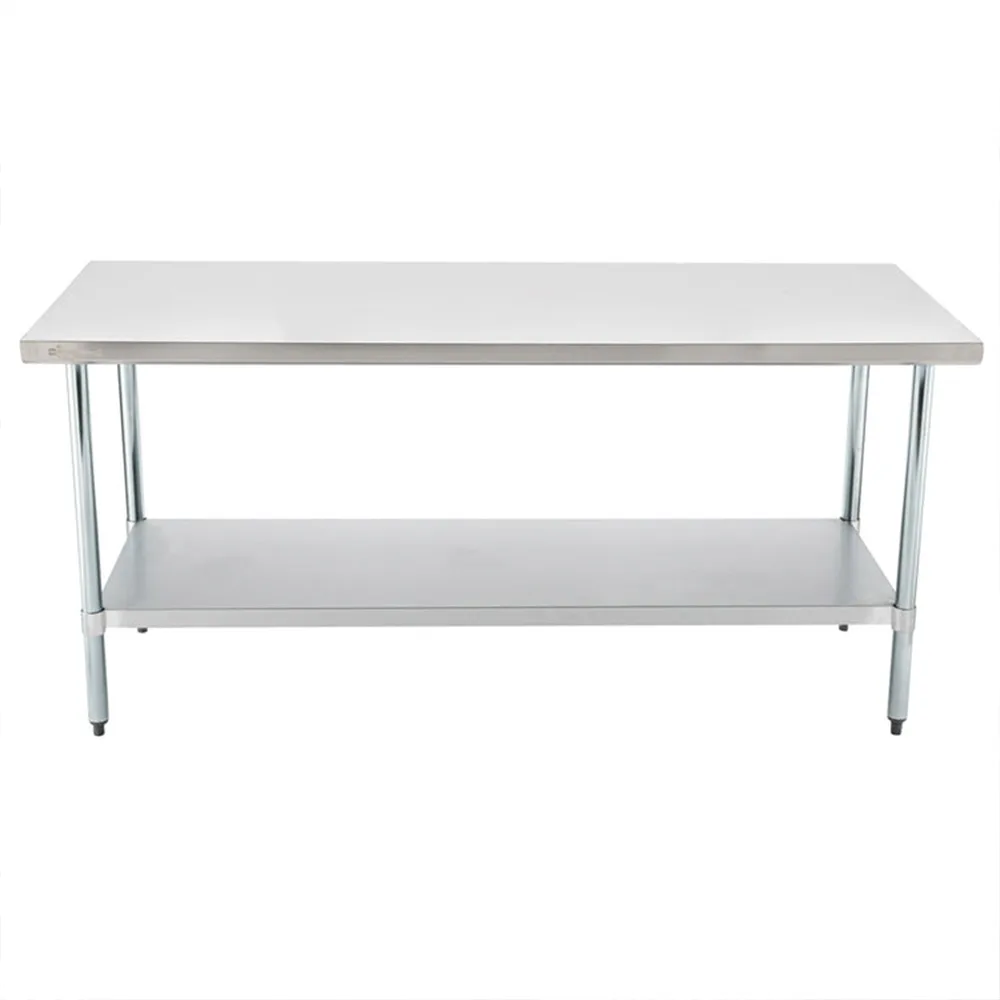Mesa de trabajo rectangular de acabado metálico plateado, con superficie plana, estante inferior y cuatro patas, sin respaldo.