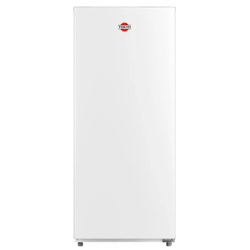 Heladera TOKYO blanca y vertical, de una puerta lisa, con logotipo en la parte superior y patas regulables.